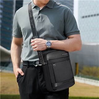 ARCTIC HUNTER τσάντα ώμου K00162 με θήκη tablet, αδιάβροχη, 4.62L, μαύρη